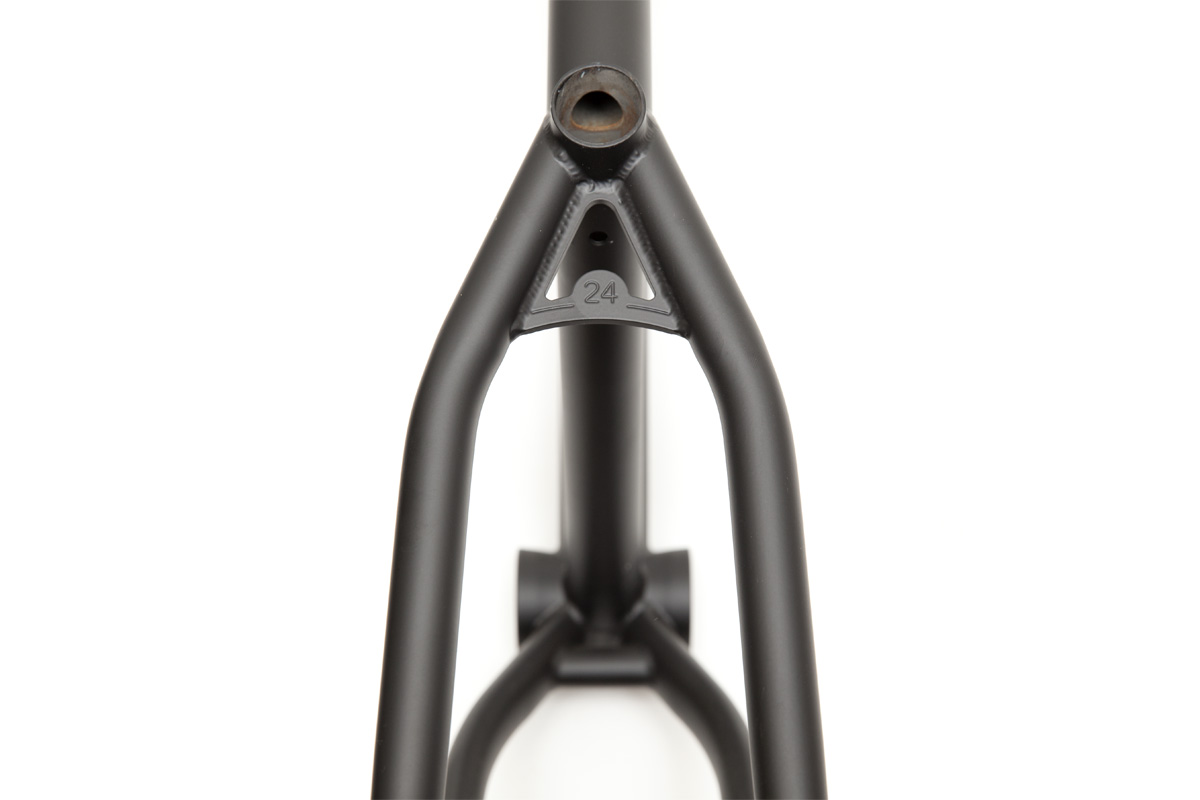 IMPERADOR 24″ FRAME Estrutura metálica preta de bicicleta com número 24 em relevo