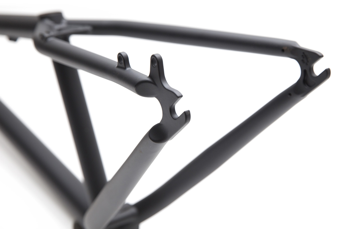 DISCO FRAME 24″ Quadro de bicicleta preto fosco com estrutura metálica e drop-out para roda traseira