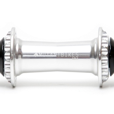 Cubo de bicicleta dianteiro prateado com parafusos pretos