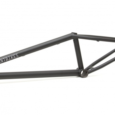 Estrutura preta fosca de bicicleta BMX com texto branco MUTANT BIKES