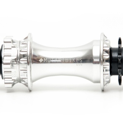 Cubos de bicicleta prateados com porcas pretas e inscrição MUTT BIKE