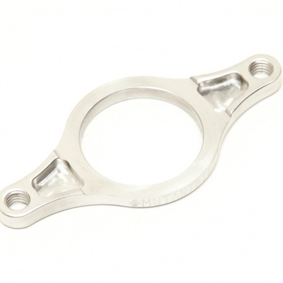 Peça metálica prateada circular com furos para fixação e inscrição AMALTA