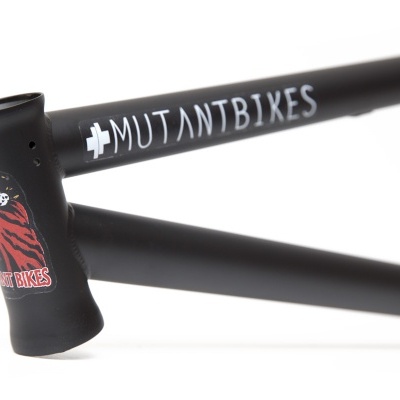 Estrutura de bicicleta preta fosca com marca MUTANT BIKES e decalque de tigre vermelho