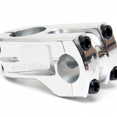 Suporte de guiador metálico prateado com parafusos pretos e texto MUTANT BMX