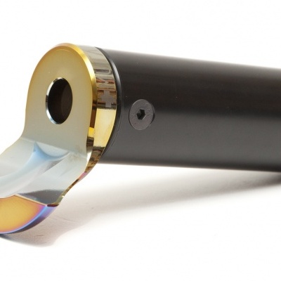 Cortador metálico preto e dourado com lâmina curva