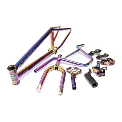 Peças de bicicleta metálicas iridescentes em diferentes cores