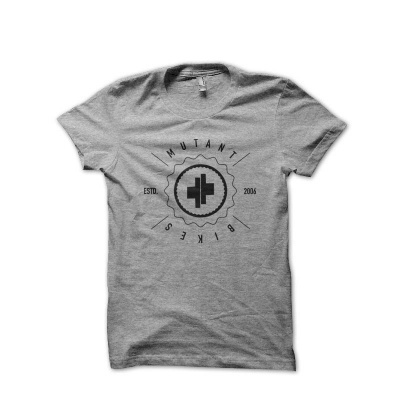 T-shirt cinzenta com estampado preto com texto e símbolo circular