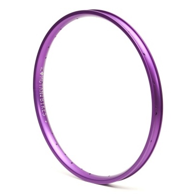 Aro de bicicleta roxo metálico com inscrição branca num fundo branco