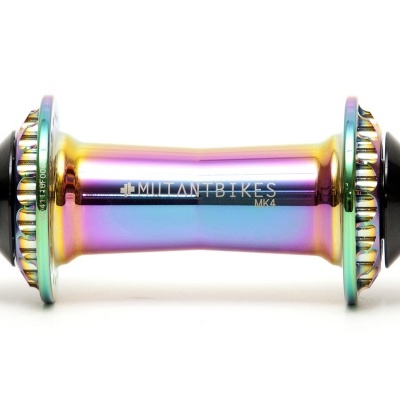 Cubo de roda metálico cromado multicolorido com texto MILAN BIKES MKA