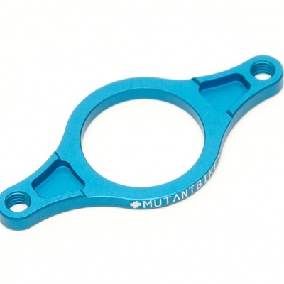 Suporte de metal azul com orifícios e texto MUTANTB