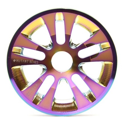 Roda de bicicleta metálica iridescente com doze aberturas e texto MUTANT BIKES