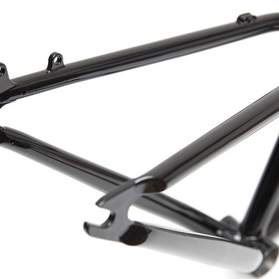 Quadro de bicicleta BMX preto brilhante sobre fundo branco
