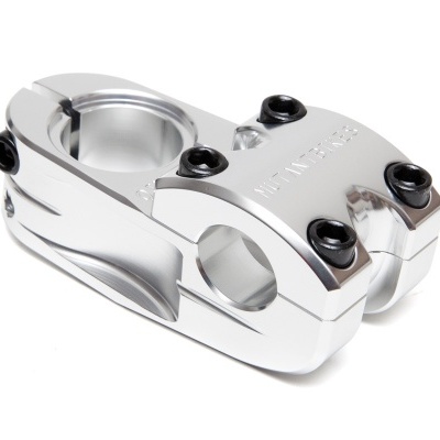 Peça metálica prateada para guidão de bicicleta com parafusos pretos e texto MOBTYPE gravado.