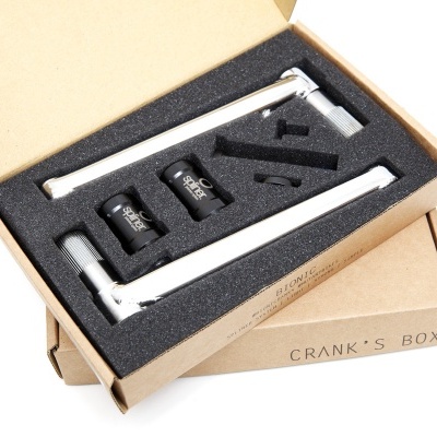 Conjunto de ferramentas metálicas em caixa de cartão com espuma preta, texto CRANK'S BOX visível.