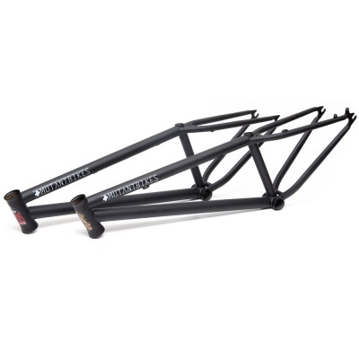 Estrutura preta de bicicleta fixa com texto MUTANT BIKES em branco