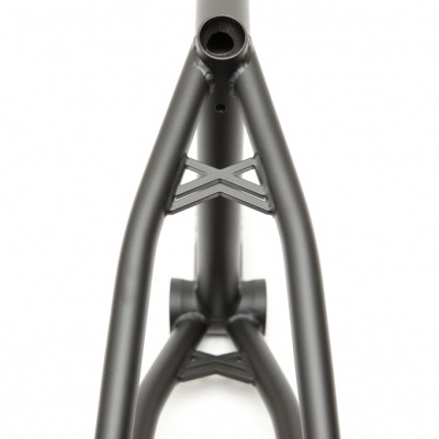 Quadro de bicicleta preto fosco em fundo branco