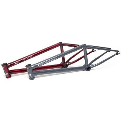 Dois quadros de bicicleta BMX metálicos, cinzento e vermelho, com texto Sunday Bikes.