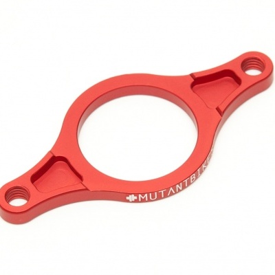 Anel metálico vermelho com texto branco MUTANTB sobre fundo branco