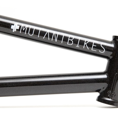 Quadro de bicicleta preto com texto 'MUTANT BIKES' e decalque cinza