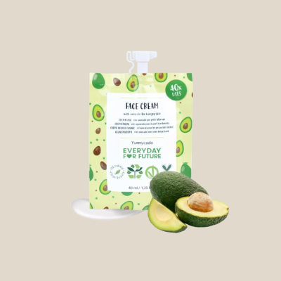 Creme facial em sachê com padrão de abacates e abacates cortados ao lado