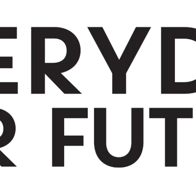 Frase ALL UPRIGHT em letras pretas com um coração verde no lugar da letra U