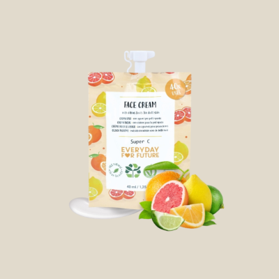 Pacote de creme facial com design de frutas cítricas e frutas frescas ao lado