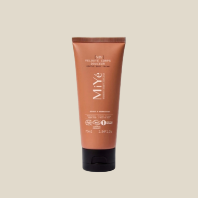 Bisnaga castanha de creme corporal MiYé com tampa preta e texto branco