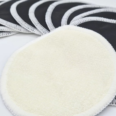 Discos de maquilhagem reutilizáveis preto e branco com costura branca nas bordas