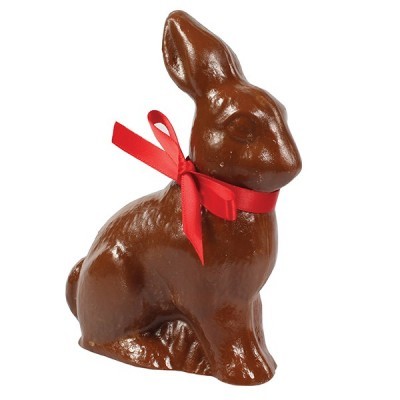Coelho de chocolate castanho com fita vermelha ao pescoço