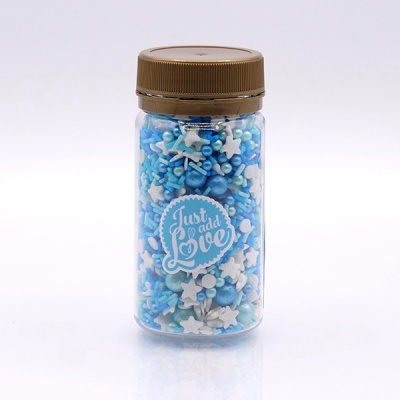 Frasco com confeitos decorativos azuis e brancos, etiqueta 'Just add Love'