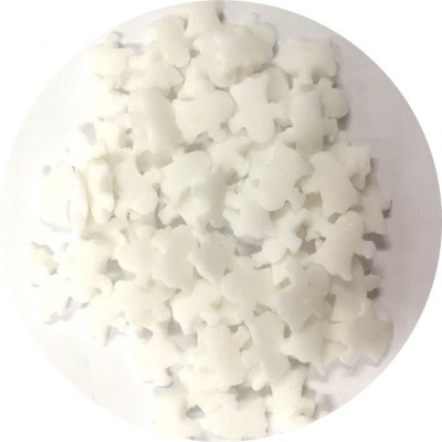 Pequenas figuras de plástico branco em forma de ursinhos agrupadas.