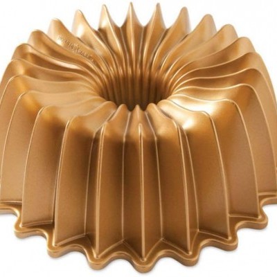 Forma de bolo bundt dourada com design ondulado
