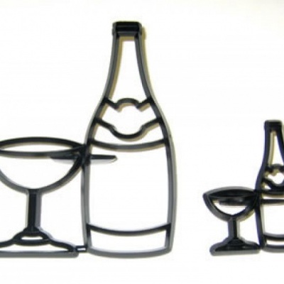 Dois cortadores de biscoitos em metal preto em forma de taça e garrafa