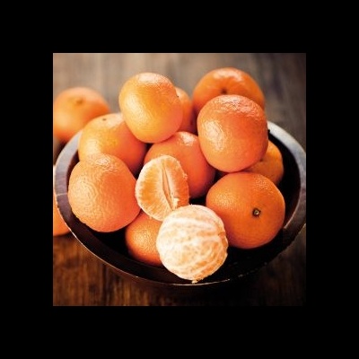 Cesto preto com tangerinas e duas tangerinas descascadas