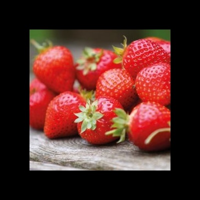 Morangos vermelhos frescos com folhas verdes sobre madeira rústica