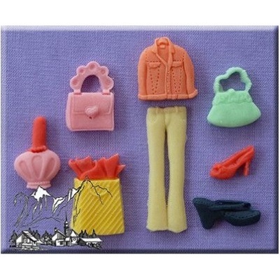 Miniaturas coloridas de acessórios e roupa feminina sobre fundo roxo