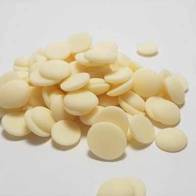 pastilhas redondas creme sobre superfície branca