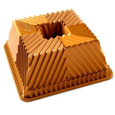 Forma de bolo quadrada dourada com design listrado e recorte central em anel