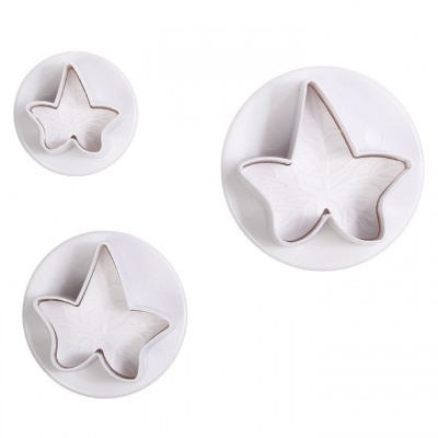 Três cortadores de massa em forma de folha, brancos com relevo.