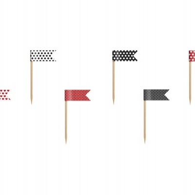 Palitos decorativos com pequenas bandeiras de papel em padrões e cores preta, vermelha e branca.