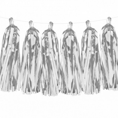 Franja decorativa metálica prateada com tiras finas penduradas