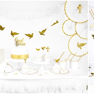 Mesa decorada com bolo branco e dourado, letras 'God Bless' douradas, pombas douradas e decoração branca e dourada