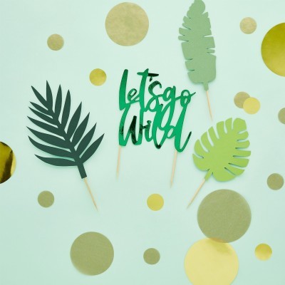 Decoração com folhas verdes em palitos e texto 'lets go wild' rodeado de confetes dourados.