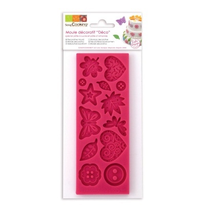 Moldes decorativos em silicone rosa com várias formas em embalagem transparente.