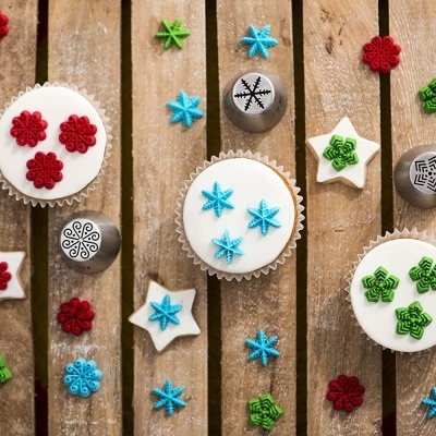 bolos redondos decorados com flores de glacê coloridas sobre madeira