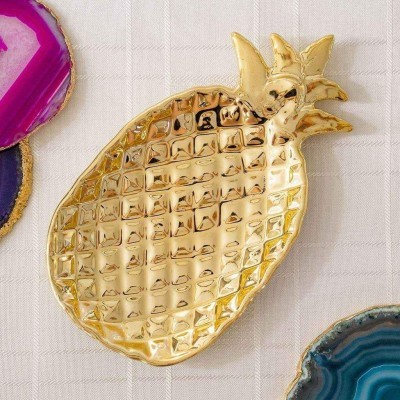 Prato decorativo dourado em forma de ananás com textura em relevo