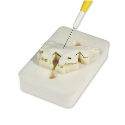 Bloco de espuma branco em forma de dinossauro com ferramenta de recorte amarela