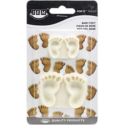 Molde plástico branco para artesanato em formato de pés de bebé em embalagem com fundo decorado por pegadas castanhas.