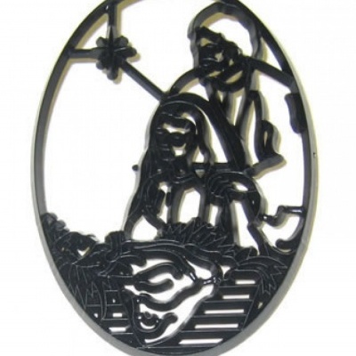 Medalhão oval em ferro preto com design em relevo de figuras humanas