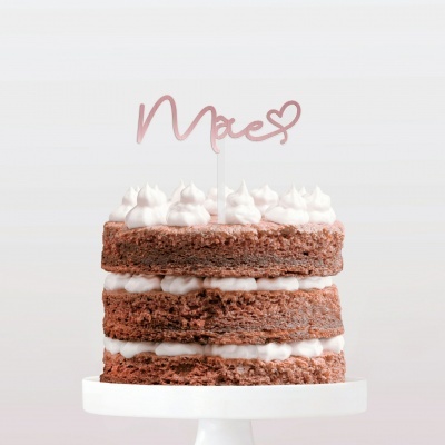 Bolo de chocolate com três camadas e decoração 'Mãe' cor-de-rosa